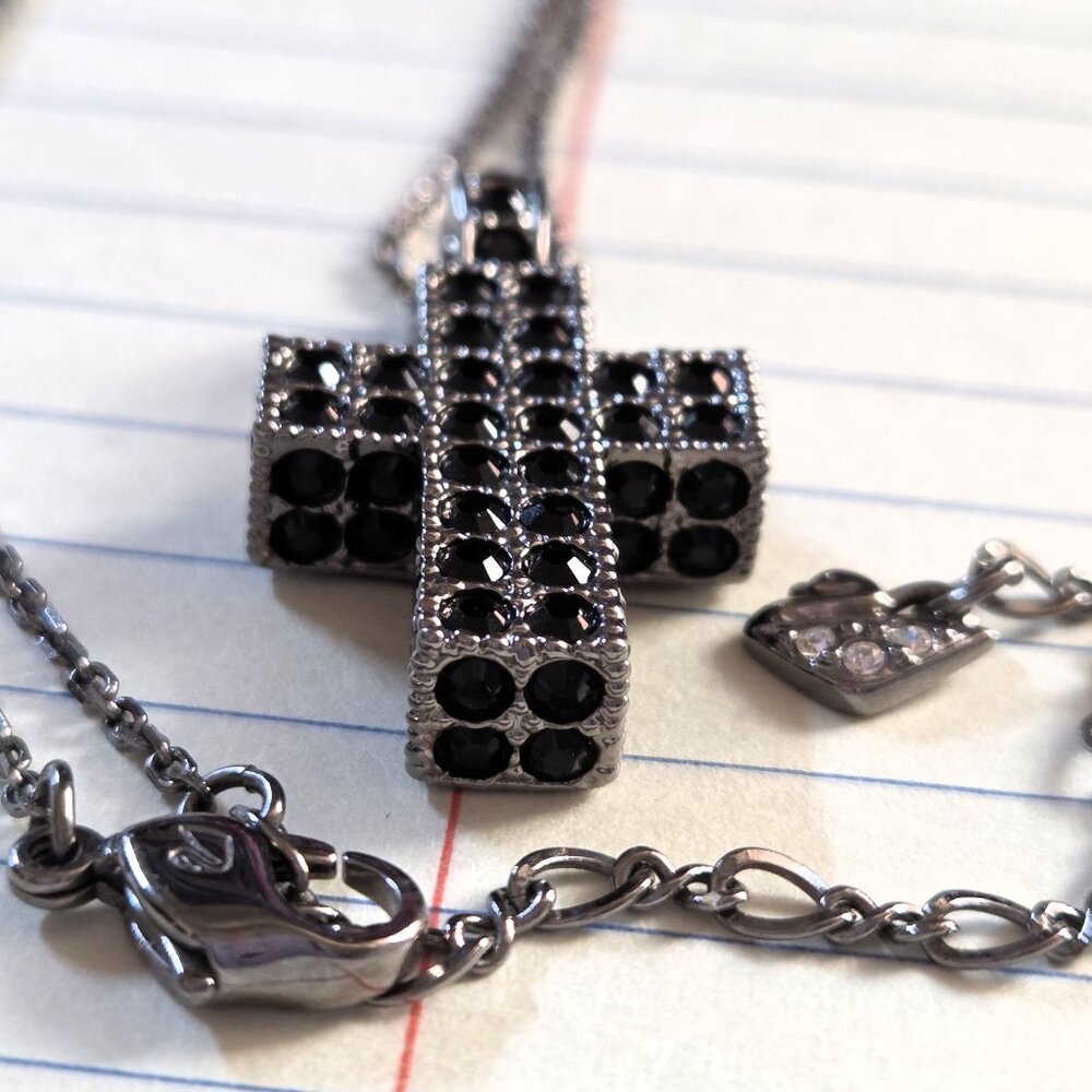 🦢 SWAROVSKI Black Crystal Cross Pendant Necklace Swan Logo 16"+2" extender - Picture 5 of 7